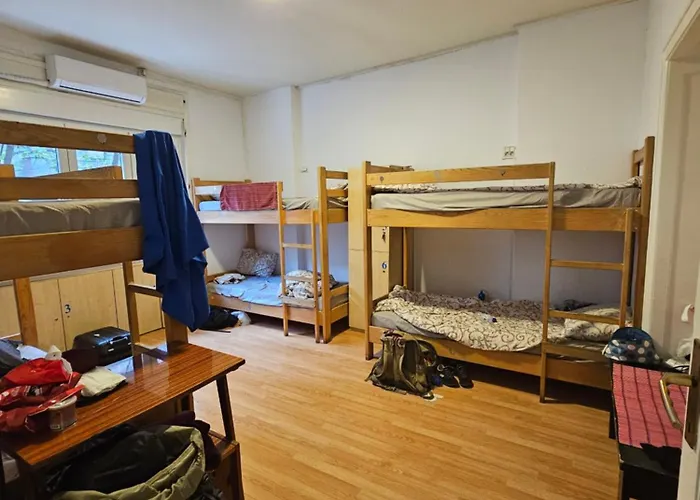 The Traveling Theater 旅馆